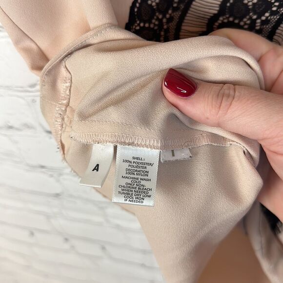 Loft Nude Blouse with Black Lace Size Medium - Picture 4 of 6